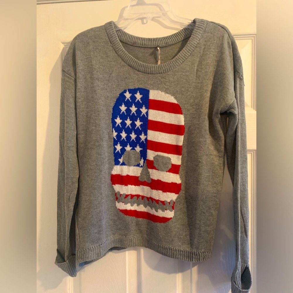 Womens poof sweater medium USA flag skull print
